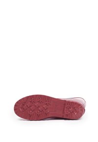 Semelle en caoutchouc rouge avec des motifs texturés pour une meilleure traction. Présente des designs moulés et est légèrement incurvée à l'extrémité pour un ajustement ergonomique.