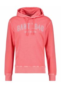 Sudadera con capucha color coral con acabado texturizado, que presenta un bolsillo canguro y texto impreso en blanco "GANT 1949 NEW HAVEN" en la parte delantera.