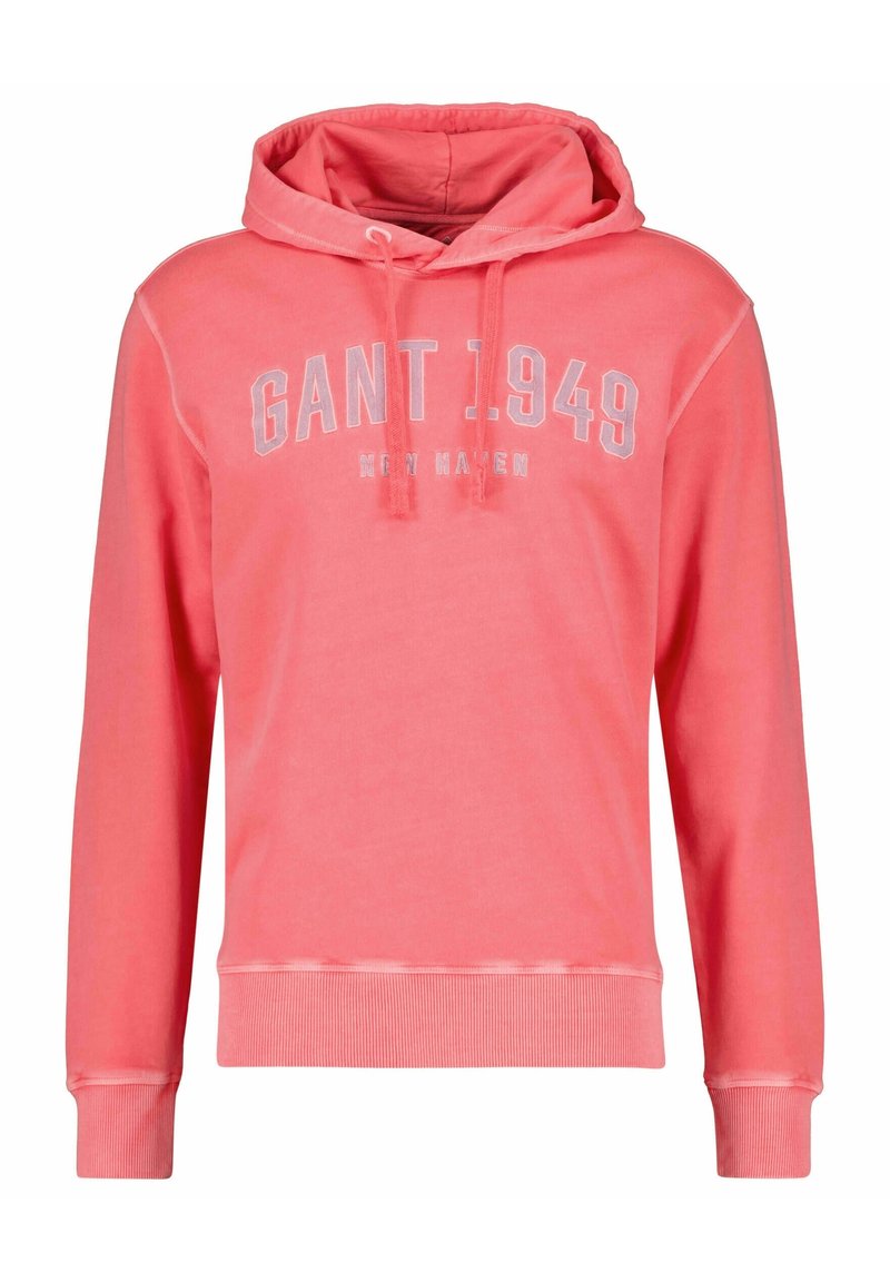 Sudadera con capucha color coral con acabado texturizado, que presenta un bolsillo canguro y texto impreso en blanco "GANT 1949 NEW HAVEN" en la parte delantera.