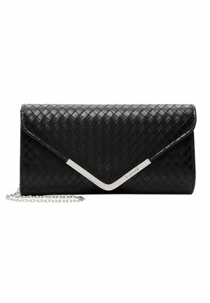 Czarna pleciona skórzana kopertówka z srebrnym metalowym detalem w kształcie litery V na klapie oraz częściowo widocznym srebrnym łańcuszkiem na pasku.