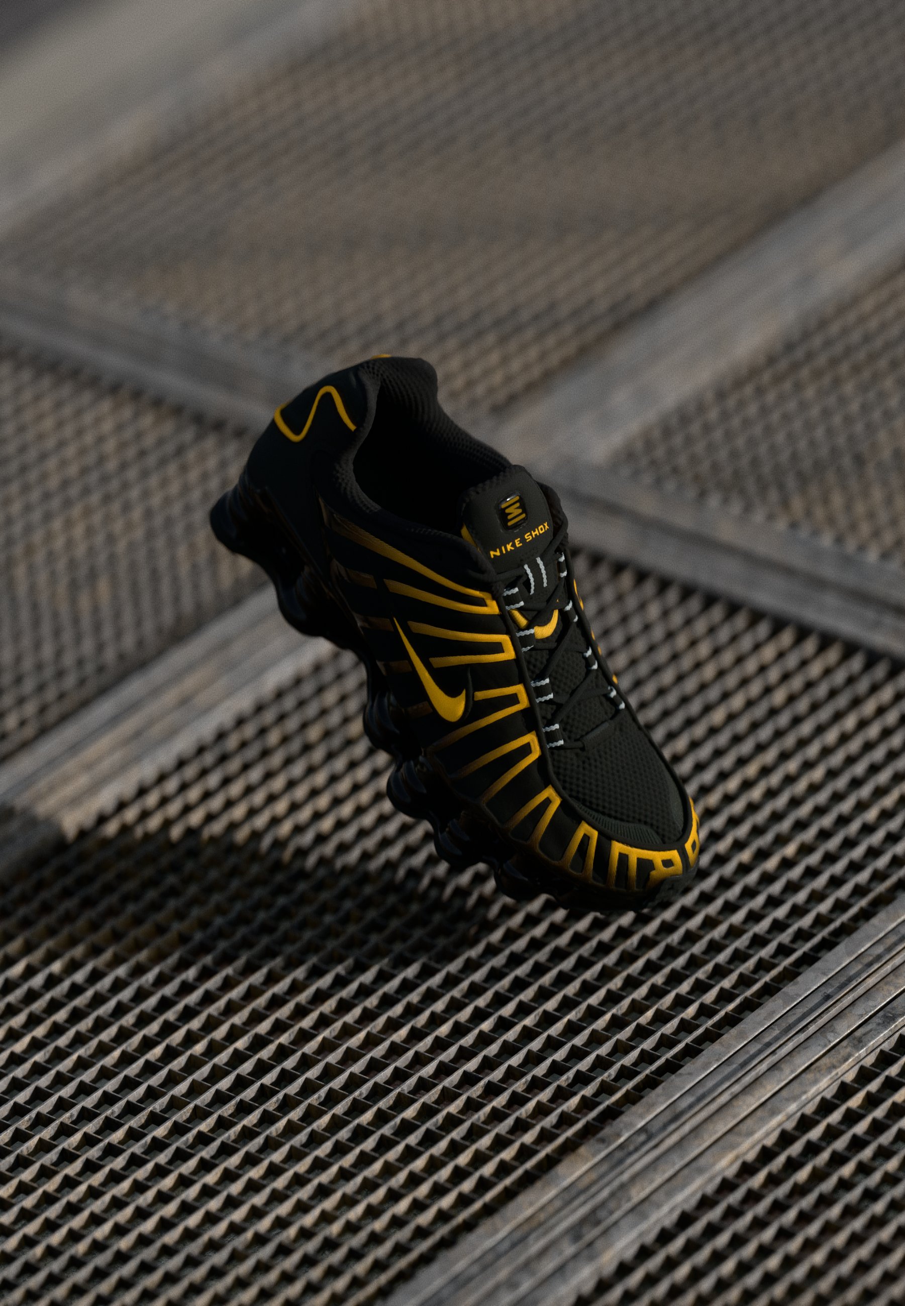 Nike Sportswear SHOX TL - Sneaker low - black/university gold