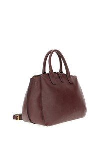 Bordeaux nahkakäsilaukku, jossa on kaksoiskahvat, jämäkkä muoto ja hienovarainen tekstuuri. Varustettu irrotettavalla hihnalla ja minimaalisen huomaamattomilla varusteilla.