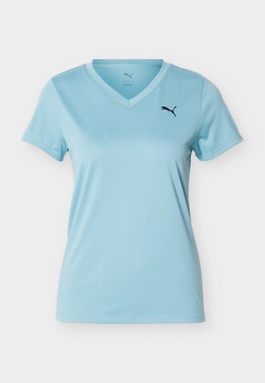 Hele sinise V-kaelusega lühikeste varrukatega spordipluus musta Puma logoga vasakul rinnal, valge taustaga.