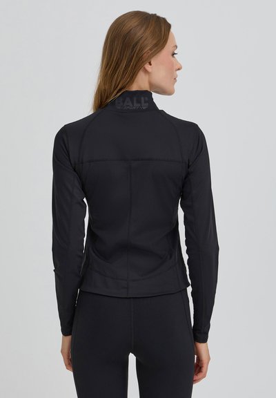 Juodas sportinis švarkas, pagamintas iš elastingos medžiagos. Turi aukštą apykaklę ir siuvinėjimo detales. Nugaros pusėje, šalia apykaklės, matomas logotipas.