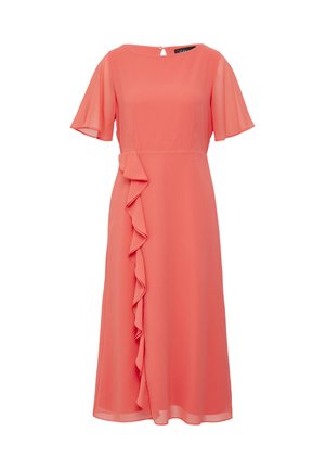 Koraalrode jurk van lichtgewicht stof, met korte fladdermouwen, een ronde halslijn en een zijruffeledetail. Jurk tot aan de knie.