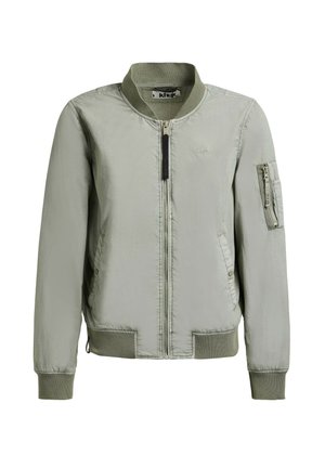 Licht olijfgroene bomberjas met ritssluiting aan de voorkant, geribbelde manchetten en kraag, zijzakken en een ritszak op de linkermouw.