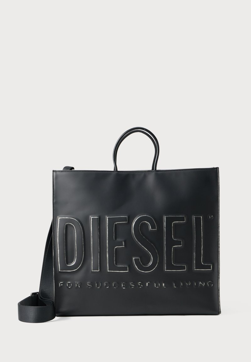 Borsa a tracolla in pelle nera con logo "DIESEL" in rilievo. Presenta una forma piatta, due manici superiori e una tracolla removibile per maggiore versatilità.