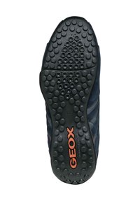 Suola in gomma nera con motivo di grip circolare, con sopra blu scamosciato e logo "GEOX" arancione. Taglia 42 riportata sulla base.