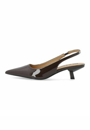 Escarpin slingback marron foncé brillant, à bout pointu et talon kitten bas angulaire, sur fond blanc.