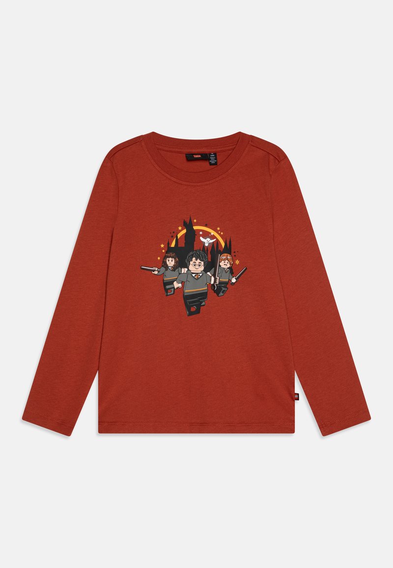 Rustfarget langermet skjorte med Lego-lignende figurer av tre trollmenn med tryllestaver, en flygende ugle og slottssilhuetter i bakgrunnen.