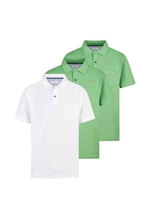 Drei kurzärmlige Poloshirts mit Kragen und Fronttaschen, eines vorne in Weiß und zwei hinten in Hellgrün.