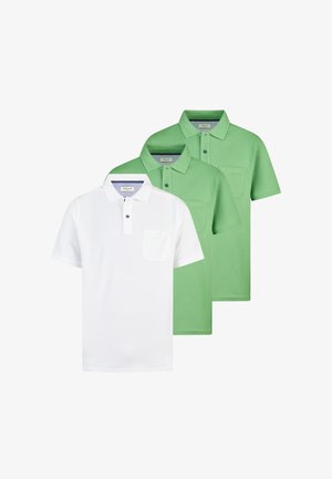 Trzy krótkie koszulki polo z kołnierzykami i kieszeniami z przodu, jedna biała z przodu i dwie jasnozielone z tyłu.