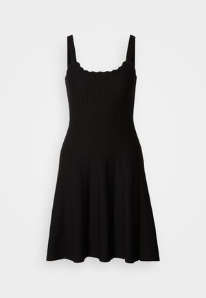 Robe noire en maille côtelée avec un corsage ajusté et une jupe évasée. Dotée de bretelles larges et d'un décolleté festonné. Texture lisse, longueur genou.
