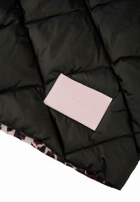 Schwarze gesteppte Jacke mit glänzender Oberfläche, ausgestattet mit einem pinken Etikett mit der Prägung "OH APRIL" und einem gemusterten Futter, das am Saum sichtbar ist.