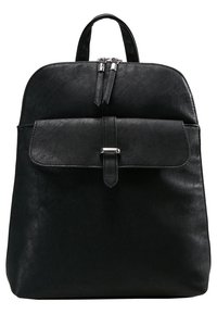 Mochila de cuero negro con asa superior, bolsillo frontal con tapa asegurado por una hebilla y cierre de doble cremallera en la parte superior.