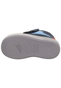 Dětská obuv se zapínáním na suchý zip, s tmavě modrým svrškem, modrými akcenty a šedou gumovou podrážkou se strukturovaným vzorem pro lepší přilnavost.