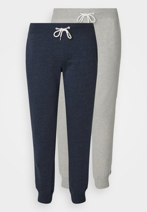 Deux paires de pantalons de jogging : une bleu marine et une gris clair. Fabriqués en matériau doux, avec des poignets élastiques et une taille à cordon.