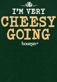 Zelené tričko s krátkým rukávem, které obsahuje tučný žlutý nápis "JSEM MOC SÝROVÝ" a malé bílé logo značky Boursin.