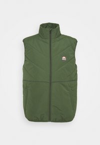 Gilet verde imbottito con colletto alto, zip frontale completa e motivo a rombi diagonali. Presenta tasche laterali e un patch con logo.