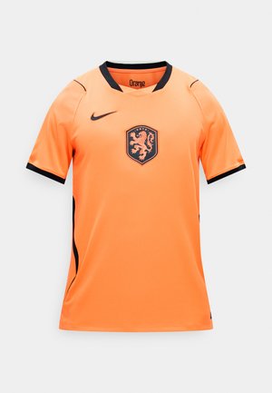 Narancssárga rövid ujjú futballmez fekete részletekkel, Nike logóval és a KNVB oroszlán címerével a mellkas közepén.