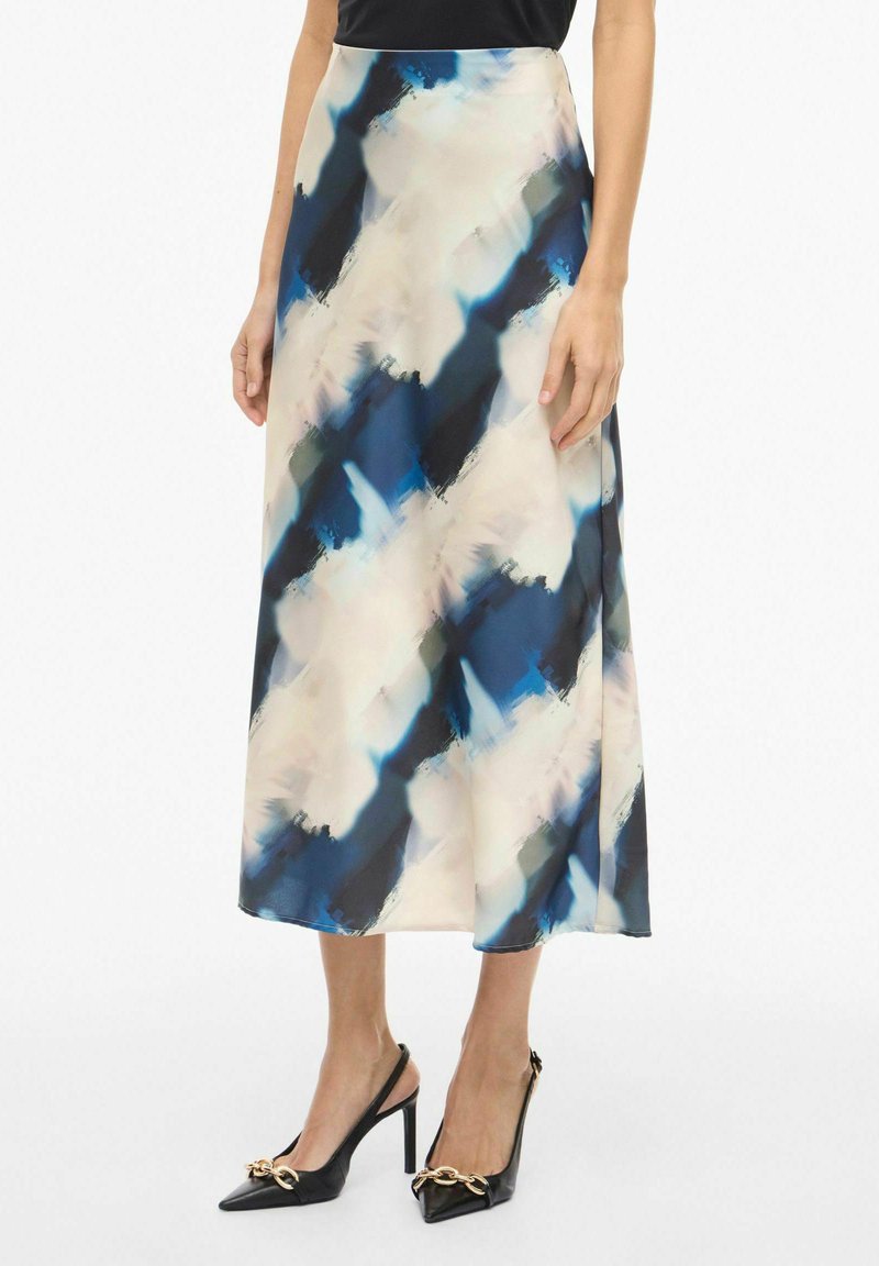 Et flytende midiskjørt med et abstrakt mønster i blått, krem og svart, laget av lett stoff med en glatt tekstur.