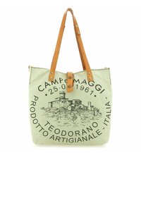 Bolsa de lona en verde claro con asas y correa de cuero marrón. Presenta un gráfico impreso de un castillo y texto, con forma rectangular estructurada.
