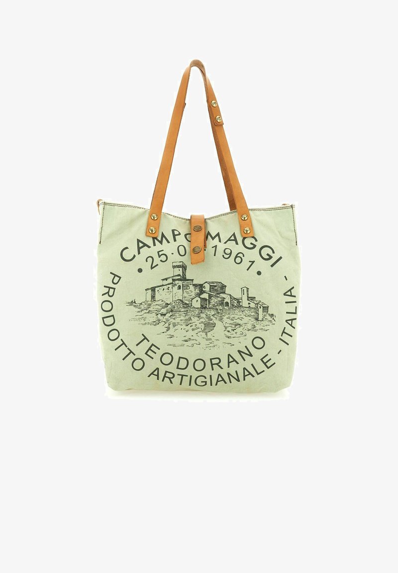 Bolsa de lona en verde claro con asas y correa de cuero marrón. Presenta un gráfico impreso de un castillo y texto, con forma rectangular estructurada.