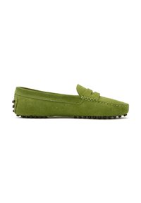 Zielone zamszowe loafersy z designem typu slip-on, zdobione przeszyciami, z teksturowaną gumową podeszwą z małymi wypukłymi ćwiekami.