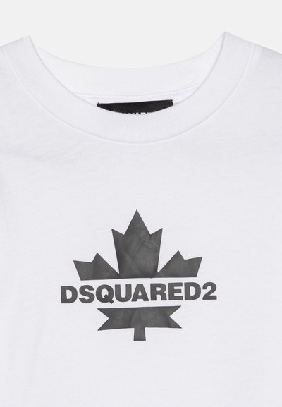 Bela majica z okrolim vratom s črnim javorjevim listom in napisom blagovne znamke "DSQUARED2" čez sredino.