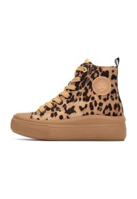 Zapatillas de alta caña con un estampado de leopardo, suela color beige y cordones marrones. Presenta un parche de logo circular en el lado exterior.