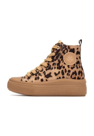 Zapatillas de alta caña con un estampado de leopardo, suela color beige y cordones marrones. Presenta un parche de logo circular en el lado exterior.