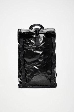 Musta, kiiltävä reppu kestävästä materiaalista. Siinä on säädettävät olkahihnat, yläkahva ja rullattava yläosa, jossa on turvallinen solki.