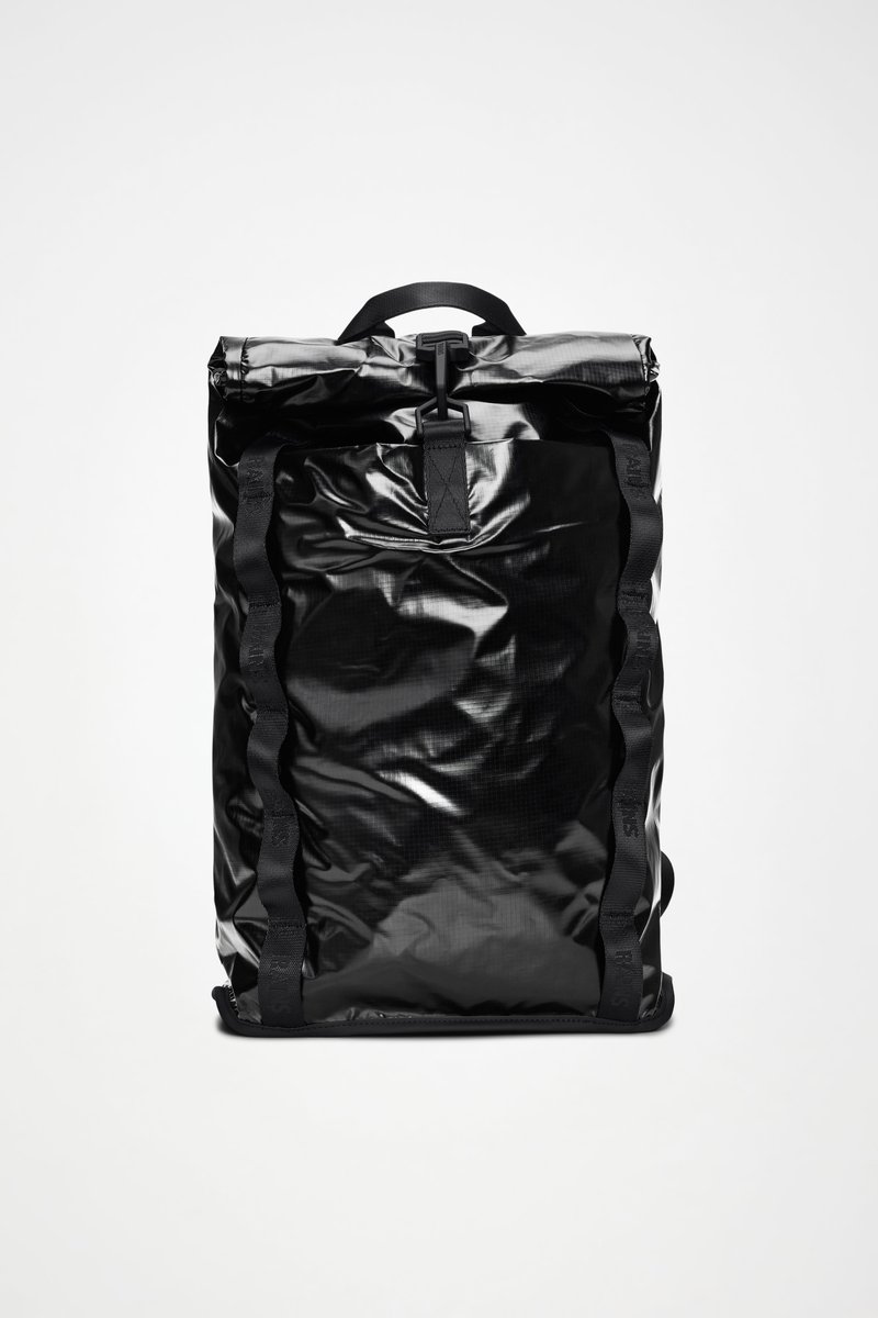 Rucsac negru, lucios, realizat din material durabil. Dispune de bretele ajustabile, o mâner superior și o închidere tip roll-top cu o cataramă sigură.