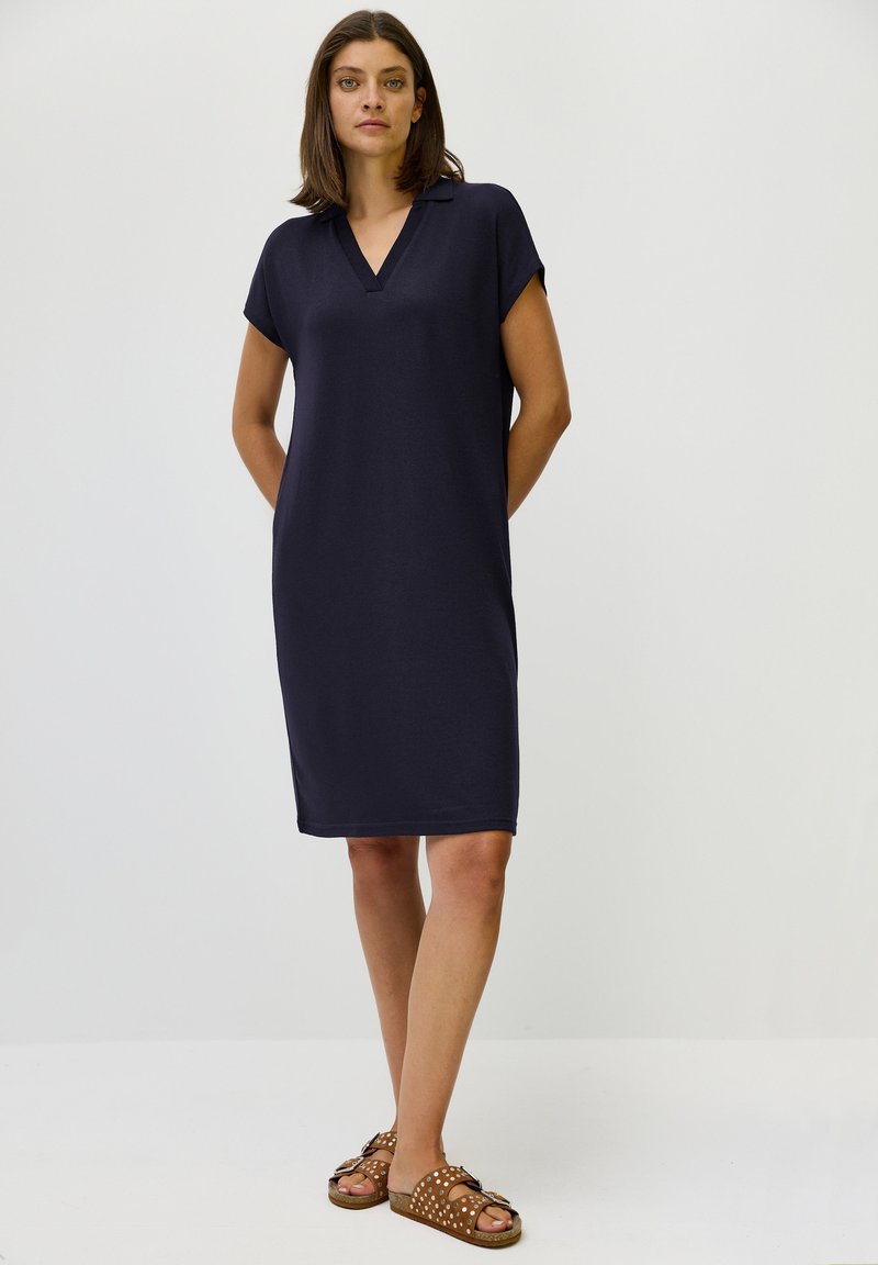 Robe bleu marine à manches courtes et décolleté en V, fabriquée en tissu doux, avec une coupe décontractée et une longueur au genou.
