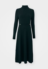 Schwarzes Strickkleid mit hohem Kragen, langen Ärmeln und taillierter Passform, betont durch ein goldfarbenes Hardware-Detail. Glatte Textur, knöchellang.