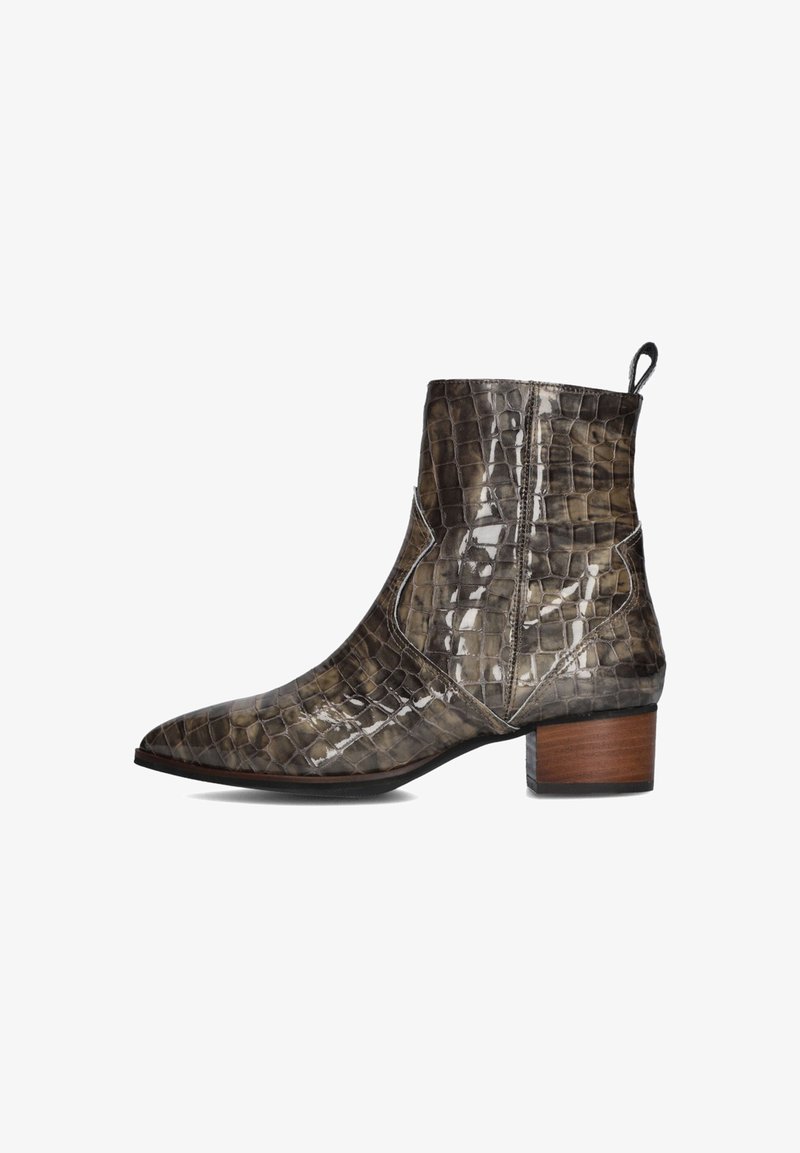 Bottine en cuir gaufré crocodile gris avec un bout pointu, un petit talon en bois empilé, et une sangle à l'arrière.