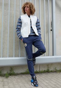 Puma FENERBAHCE ISTANBUL CASUALS PANTS - Klubové oblečení - club navy/speed yellow