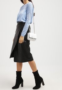 Guess Skuldertasker - white