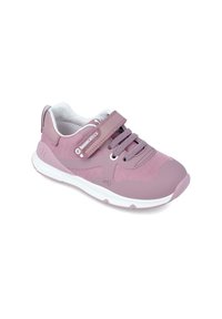 Zapatilla deportiva rosa con parte superior de malla y sintético, que cuenta con una correa de Velcro y cordones, suela blanca y detalle de logo en el costado.