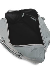 Sac en cuir texturé gris avec un intérieur spacieux noir, doté d'une fermeture éclair et d'une petite poche intérieure pour l'organisation.