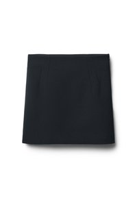 Jupe noire avec une texture lisse, comportant deux plis à l'avant, une fermeture éclair à l'arrière et une coupe droite.
