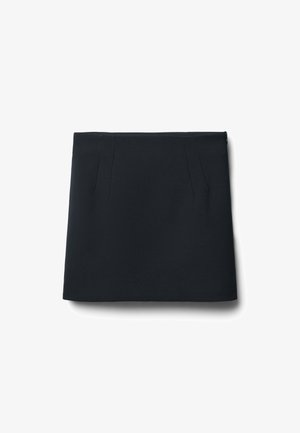 Gonna nera con una texture liscia, caratterizzata da due pieghe frontali, una chiusura con zip sul retro e un design a taglio dritto.