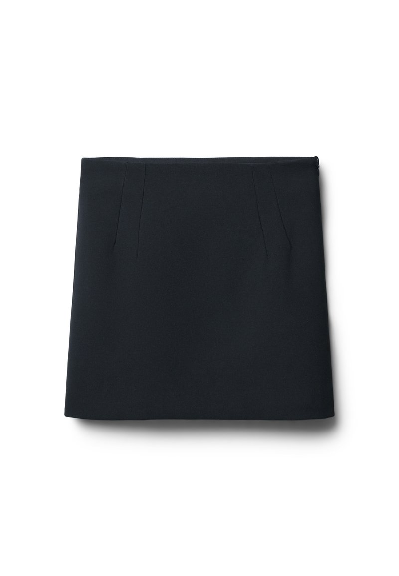Jupe noire avec une texture lisse, comportant deux plis à l'avant, une fermeture éclair à l'arrière et une coupe droite.