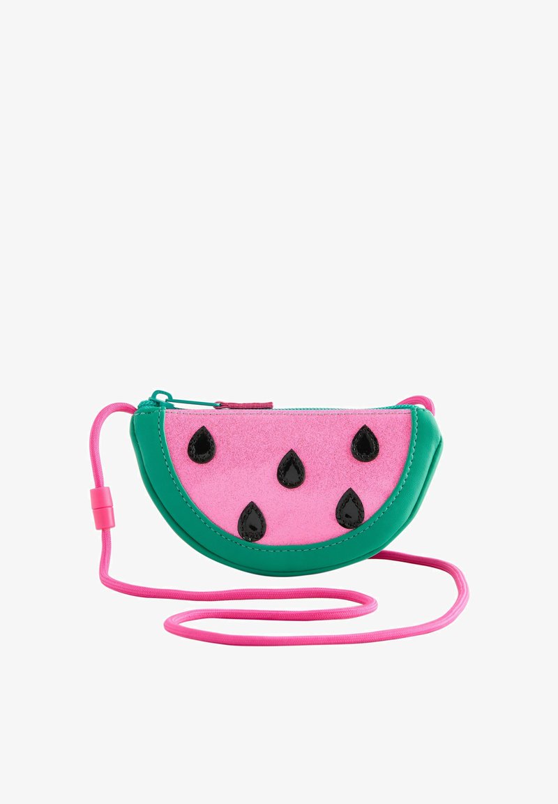 Porte-monnaie rose et vert en forme de tranche de pastèque avec des motifs de graines noires et une sangle rose avec un curseur réglable.
