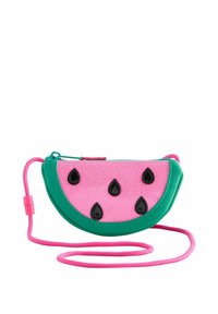 Borsa a forma di anguria in finta pelle rosa, con accenti verdi, disegni di semi neri e una tracolla rosa con chiusura a zip.