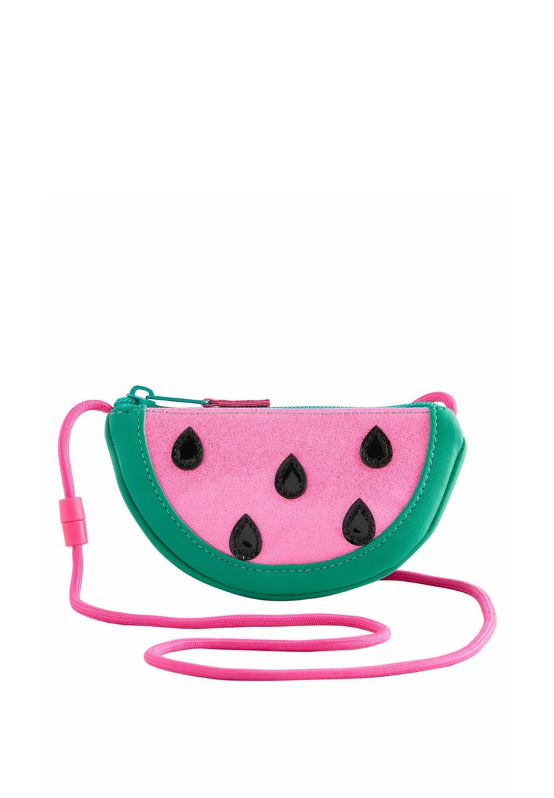Borsa a forma di anguria in finta pelle rosa, con accenti verdi, disegni di semi neri e una tracolla rosa con chiusura a zip.