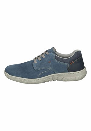Blaue Wildledersneaker mit grauen Schnürsenkeln, strukturiertem Gummisohle und dunkelblauen Lederakzenten. Besitzt sichtbare Nähte und ein lässiges Design.