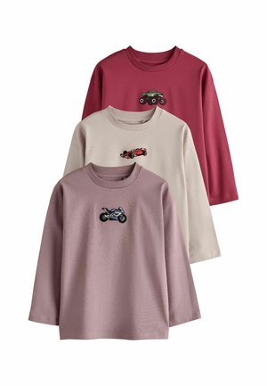 Tre børnetrøjer med lange ærmer i mauve, beige og mørkerød, hver med et lille broderet køretøj på brystet.