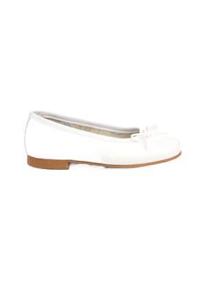 Bailarina blanca con punta redondeada, pequeño lazo en la parte delantera, suela de goma y un detalle decorativo en el borde superior.