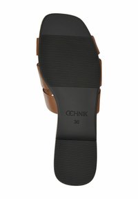 Brązowa sandał z elastyczną gumową podeszwą, posiadająca poziome rowki dla lepszej przyczepności oraz detal z logo. Rozmiar 36 zaznaczony na podeszwie.